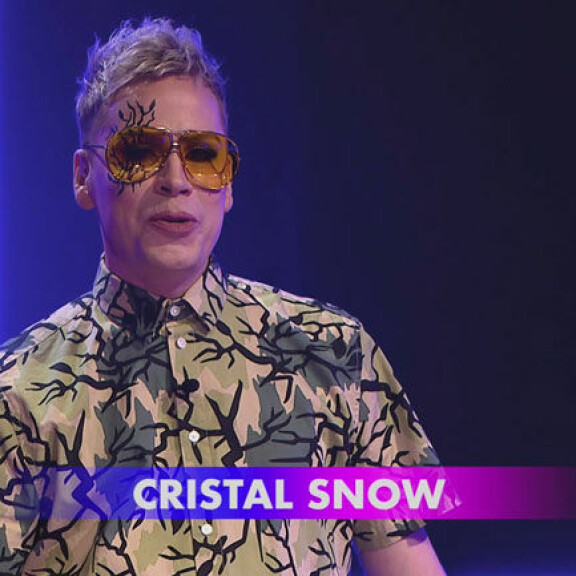 Cristal Snow juontaa Kymppitonnia. Cristal Snow juontaa Kymppitonnia.