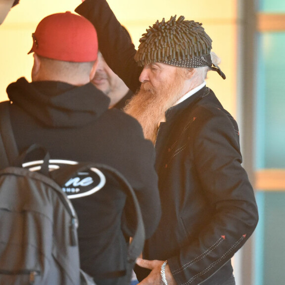 Rockin supertähti saapui Suomeen: heilui lentokentällä savukalan kanssa - kuvat! Billy Gibbons sulkee takaluukun