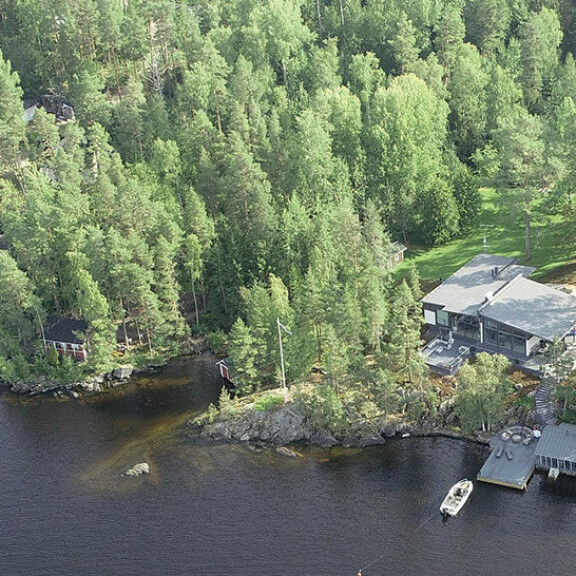 MTV: NHL-kiekkoilija Jori Lehterän luksusmökillä kiinniottoja liittyen kahden kilon kokaiinivyyhtiin – katso kuvat Tampereen ökyhuvilasta! Lehterän mökki