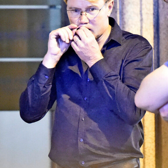 Ex-formulaässä työnteli nuuskapusseja huuleensa. Ex-formulaässä työnteli nuuskapusseja huuleensa.