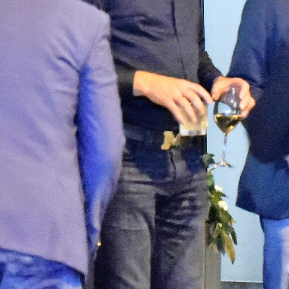Mika joi drinkkejä kiihtyvällä tahdilla. Hän myös hajotti usean lasin kadulle. Mika joi drinkkejä kiihtyvällä tahdilla. Hän myös hajotti usean lasin kadulle.