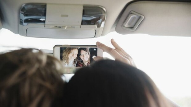 Uskomatonta: Jopa 259 ihmistä on kuollut selfien takia 6 vuoden aikana! 'Niihin liittyvä käyttäytyminen on vaarallista' Nuoret ottavat selfieitä liikenteessäkin.