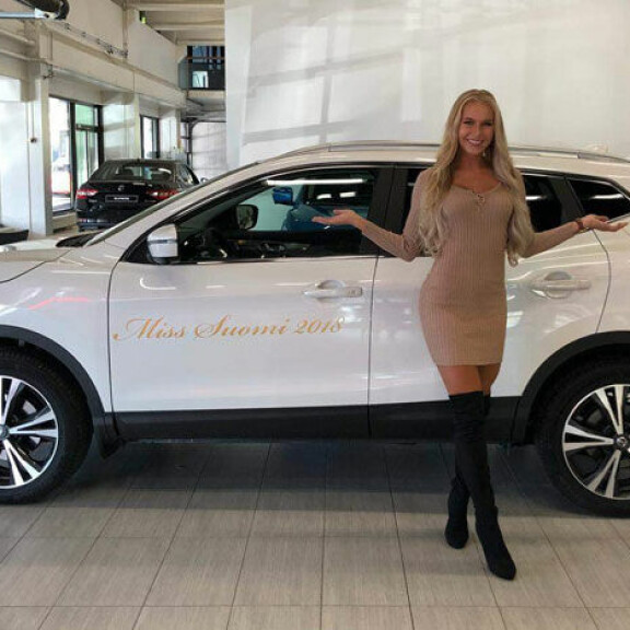 Miss Suomi Alina Voronkova sai alleen missiauton – tsekkaa video! Alina auto