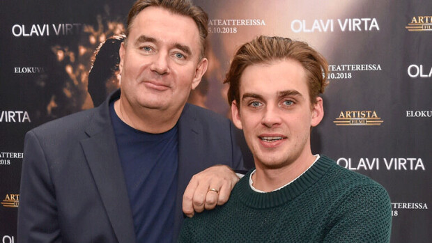 Olavi Virta -elokuvan teko oli ohjaaja Timo Koivusalolle unelmien täyttymys – ylistää Lauri Tilkasen pääosasuoritusta: ”Hän oli kullanarvoinen löytö!” Timo Koivusalo & Lauri Tilkanen.