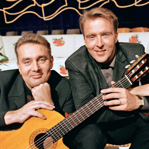 Tätä on toivottu takaisin: Timo Koivusalo ja Joel Hallikainen hurmasivat TV2:lla Tuttu Juttu Show’n isäntinä vuosina 1992-2000. Tätä on toivottu takaisin: Timo Koivusalo ja Joel Hallikainen hurmasivat TV2:lla Tuttu Juttu Show’n isäntinä vuosina 1992-2000.