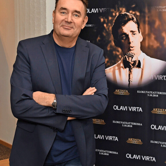 Timo Koivusalo oli haltioissaan saadessaan ohjata elokuvan Suomen kenties suurimmasta laulajasuuruudesta. – Olihan se unelmien täyttymys päästä tekemään elokuvaa Olavista. Hän oli todella suuri suomalainen ja ensimmäinen supertähti musiikin saralla. Timo Koivusalo oli haltioissaan saadessaan ohjata elokuvan Suomen kenties suurimmasta laulajasuuruudesta. – Olihan se unelmien täyttymys päästä tekemään elokuvaa Olavista. Hän oli todella suuri suomalainen ja ensimmäinen supertähti musiikin saralla.