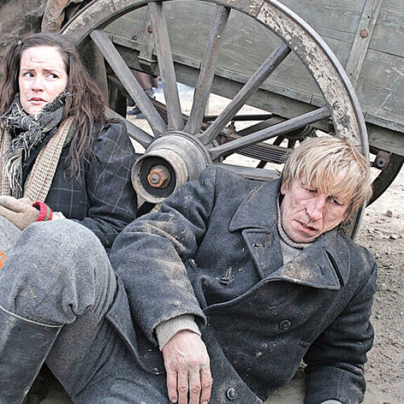 Vuonna 2009 ilmestynyt Täällä Pohjantähden alla oli suurtuotanto, jossa tuli näpeille. – Joo, se oli raskas tuotanto. Budjetit voivat olla isoja, mutta ne marginaalit, jotka jäävät palkaksi, voivat olla pieniä, Koivusalo pyörittelee. Vuonna 2009 ilmestynyt Täällä Pohjantähden alla oli suurtuotanto, jossa tuli näpeille. – Joo, se oli raskas tuotanto. Budjetit voivat olla isoja, mutta ne marginaalit, jotka jäävät palkaksi, voivat olla pieniä, Koivusalo pyörittelee.