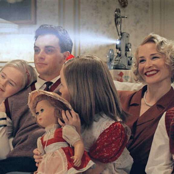 Olavi Virrasta kertovaa elokuvaa kuvattiin kesällä 2017 Nakkilassa. – Oli kivaa majoittua yhdessä oman tyttärensä kanssa, tehdä hänen kanssaan duunia ja keskustella siitä. Se kehitti meitä molempia, Malla iloitsee. Osla-tytär kuvassa vasemmalla. Olavi virrasta kertovaa elokuvaa kuvattiin kesällä 2017 Nakkilassa. – Oli kivaa majoittua yhdessä oman tyttärensä kanssa, tehdä hänen kanssaan duunia ja keskustella siitä. Se kehitti meitä molempia, Malla iloitsee. Osla-tytär kuvassa vasemmalla.