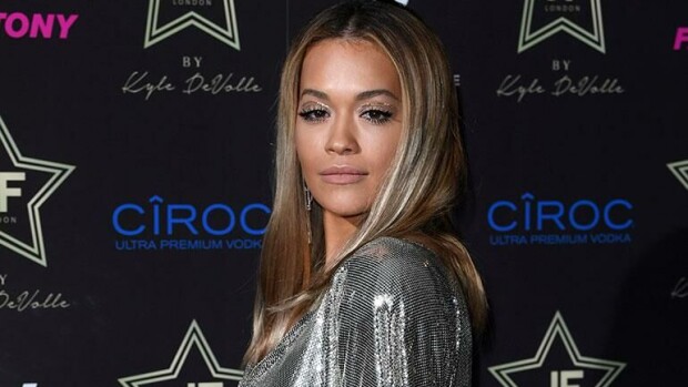Huhhuh, Rita Ora poseeraa hätkähdyttävässä alastonkuvassa – kuva! Taipuisitko sinä tähän erikoiseen asentoon näin superseksikkäästi? rita ora