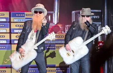 Kuvat: Upporikas ZZ Top -tähti Billy Gibbons pyörähti muina miehinä purilaiselle – Lahdessa hämmästyttiin totaalisesti: "Tuli sellainen tähtijähmetys"