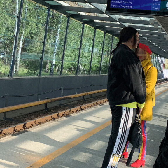 Näyttäviin muotireleisiin sonnustautunut Sara Forsberg bongattiin viime viikolla Kulosaaren metrsoasemalla. Näyttäviin muotireleisiin sonnustautunut Sara Forsberg bongattiin viime viikolla Kulosaaren metrsoasemalla.