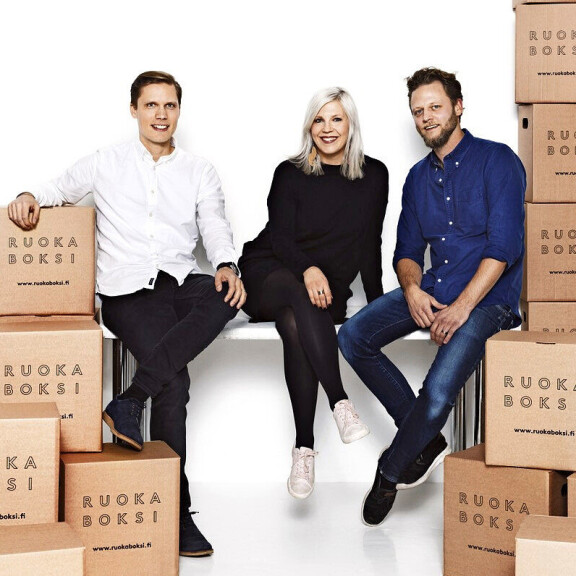 Vappu Pimiän ruokafirmalla hurja kasvuennuste: yhtiön arvioitu arvo 1,865 miljoonaa – teki silti lähes 500 000 euroa tappiota! Ruokaboksista vastaavat Juhana Rintala, Vappu Pimiä ja Jesse Fryckman.