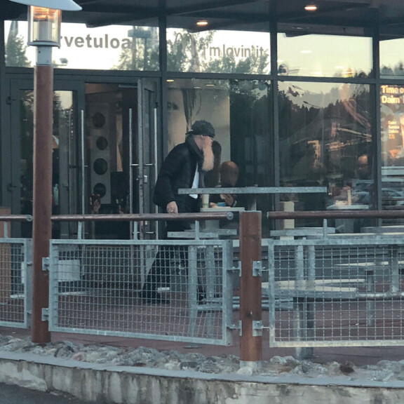 LAHTI 28.09.;Lahden Launeen Mäkkärissä ilmeisesti vessassa käynyt Billy Gibbons käveli pikaruokalasta ulos ravintolan autokaistalla odottaneeseen Porscheen. – Hän on kyllä kaikin puolin rennonoloinen ukko, lahtelainen Jouni kehaisee. Lahden Launeen Mäkkärissä vessassa käynyt Billy Gibbons käveli pikaruokalasta ulos ravintolan autokaistalla odottaneeseen Porscheen. – Hän on kyllä kaikin puolin rennonoloinen ukko, lahtelainen Jouni kehaisee.