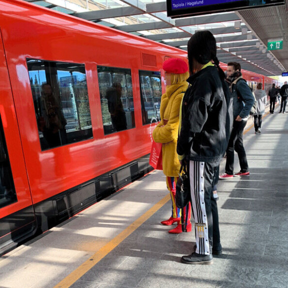 Saran käytös metrossa ihmetytti hieman kanssamatkustajia. Saran käytös metrossa ihmetytti hieman kanssamatkustajia.