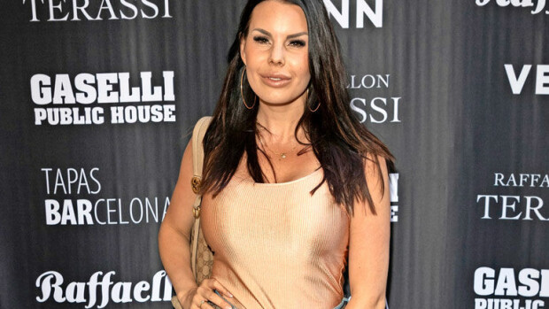 Povipommi Suvi Pitkänen jätti arvonlisäverot maksamatta – kauneusyritystä haetaan konkurssiin! Suvi Pitkäsen yritystä haetaan konkurssiin.