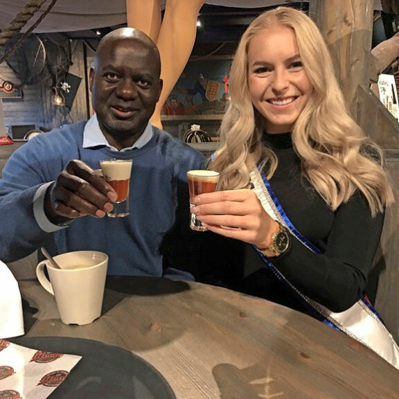 Oho! Miss Suomi Alina Voronkova drinkillä dopingista kärähtäneen juoksijalegendan kanssa – kuva! Alina Voronkova tapasi Ben Johnsonin.