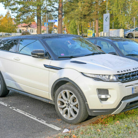 Ex-työnantajansa kanssa rahasta riitelevä Kaisa Liski saapui oikeudenkäyntiin rouhealla maasturilla – kuva! Kaisa Liskin auto.