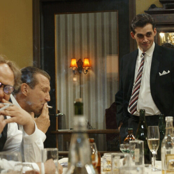 Uuden Olavi Virta -filmatisoinnin lisäksi Martti on esittänyt Reino Helismaata myös vuoden 1999 elokuvassa Kulkuri ja joutsen. – Vaikka kyseessä on kaksi eri elokuvaa, näen jotain hauskaa siinä, että esitän samaa Helismaata, Martti naurahtaa. Uuden Olavi Virta -filmatisoinnin lisäksi Martti on esittänyt Reino Helismaata myös vuoden 1999 elokuvassa Kulkuri ja joutsen. – Vaikka kyseessä on kaksi eri elokuvaa, näen jotain hauskaa siinä, että esitän samaa Helismaata, Martti naurahtaa.