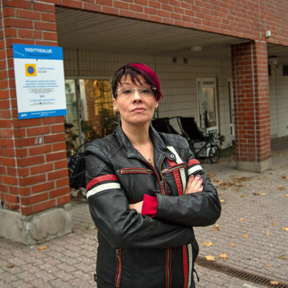 Mia poseerasi paikalla, jossa Jari Aarnion aikana toimi huumepoliisin piilokonttori. Mia