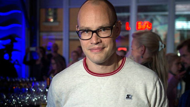 Ex-NHL-tähti Jarkko Ruutu kuskasi pikkupoikaa erikoisella kulkupelillä ja tukki jalkakäytävän – kuva! Jarkko Ruutu tukki jalkakäytävän.