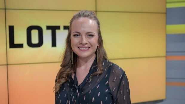 Uhkea Lottotyttö-Netta hämmentyi: Eräs katsoja olisi halunnut ostaa sukkahousuni! Netta Laurenne.