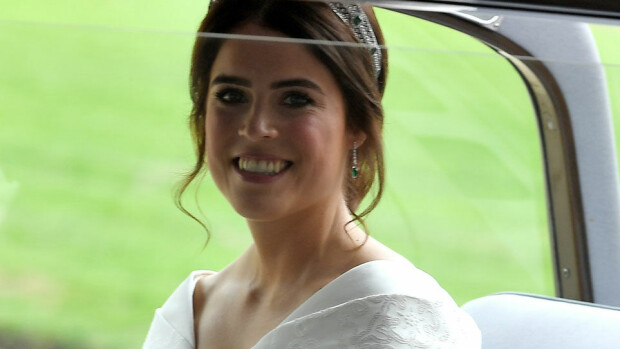 Mikä morsian! Prinsessa Eugenie saapui hääkirkkoon: upea kaunotar ei halunnut huntua - kuvat! Prinsessa Eugenie