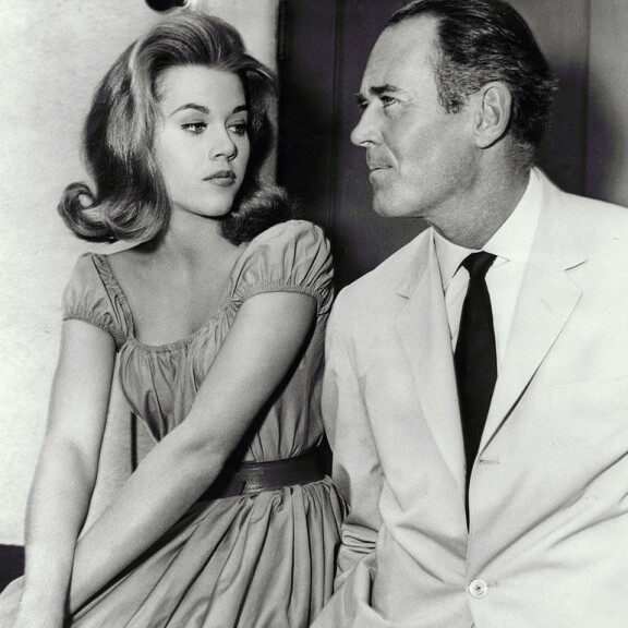 Ryhmäseksiä, avioeroja ja syömishäiriö - näyttelijälegenda Jane Fondan elämästä paljastava dokumentti: ”Häpeän silikonejani!” Jane ja Henry Fonda