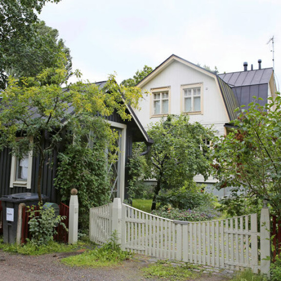 Martin ja hänen perheensä vuonna 2000 valmistunut koti sijaitsee Helsingin Tapanilan puutalo-idyllissä. Martin ja hänen perheensä vuonna 2000 valmistunut koti sijaitsee Helsingin Tapanilan puutalo-idyllissä.