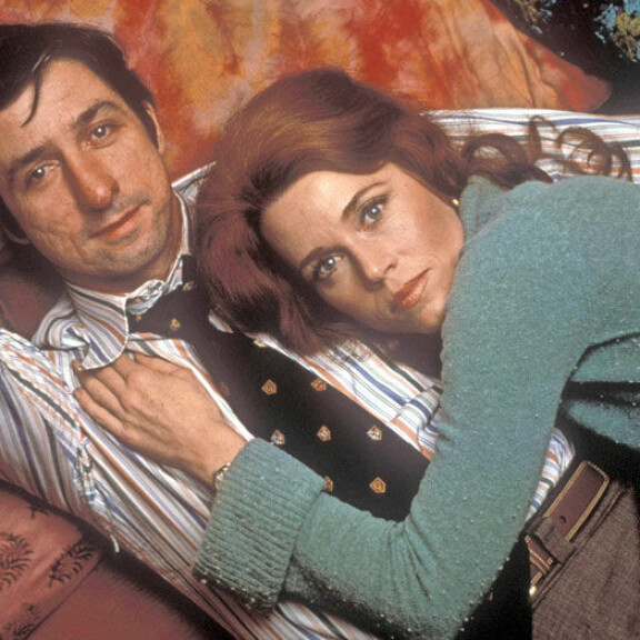 Ryhmäseksiä, avioeroja ja syömishäiriö - näyttelijälegenda Jane Fondan elämästä paljastava dokumentti: ”Häpeän silikonejani!” Tom Hayden ja Jane Fonda