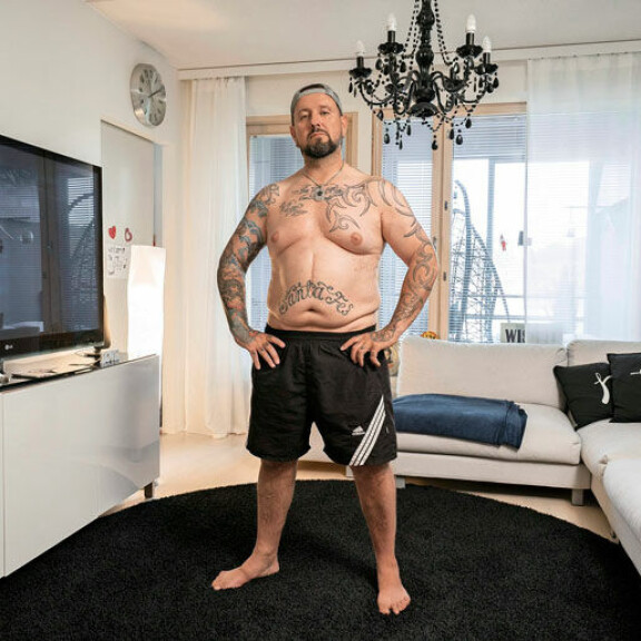 Esko sai kahdeksan viikkoa aikaa muuttaa elämäntapansa terveellisemmiksi. – Eskolle oli kova paikka kuulla mieshormonitason laskeneen, Pippa kertoo. Esko sai kahdeksan viikkoa aikaa muuttaa elämäntapansa terveellisemmiksi. – Eskolle oli kova paikka kuulla mieshormonitason laskeneen, Pippa kertoo.