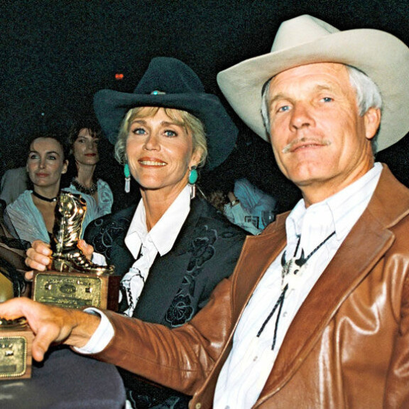 Ryhmäseksiä, avioeroja ja syömishäiriö - näyttelijälegenda Jane Fondan elämästä paljastava dokumentti: ”Häpeän silikonejani!” Ted Turner ja Jane Fonda