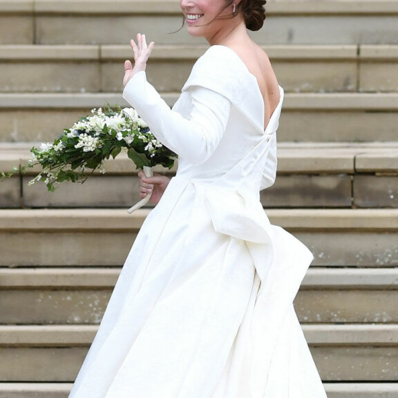 Mikä morsian! Prinsessa Eugenie saapui hääkirkkoon: upea kaunotar ei halunnut huntua - kuvat! Prinsessa Eugenie
