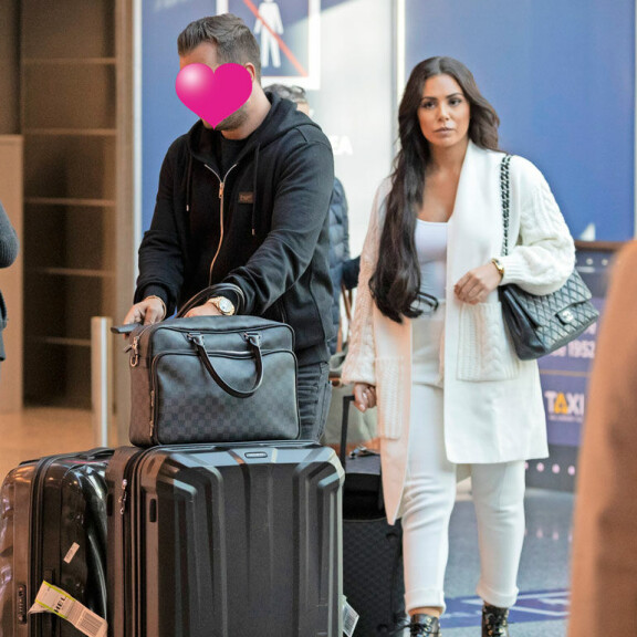 Sofialla ja Nikolla oli mukanaan kasa laukkuja, kun he palasivat Espanjasta toissa viikon torstaina. Sofialla ja Nikolla oli mukanaan kasa laukkuja, kun he palasivat Espanjasta toissa viikon torstaina.