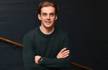 Tiesitkö? Näyttelijäkomistus Lauri Tilkanen, 30, oli opiskeluaikoinaan todellisen tähtinäyttelijän kummioppilas – ”Lauri tulee pärjäämään varmasti pitkälle”