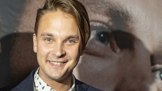 Roope Salminen kuittasi Tuukka Temoselle Valmentaja -ensi-illassa: ”Me Too -kampanja menossa, kaveri laittaa tanssitytöt tanssimaan” Roope Salminen.