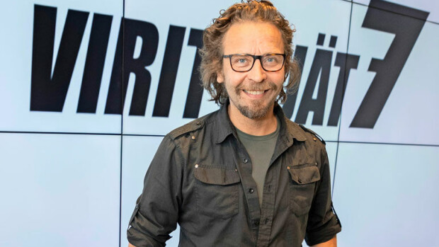 Tukki tien! Stand up -koomikko Ilari Johansson pysäköi keskelle katua – kuva! Ilari Johansson pysäköi oudosti.