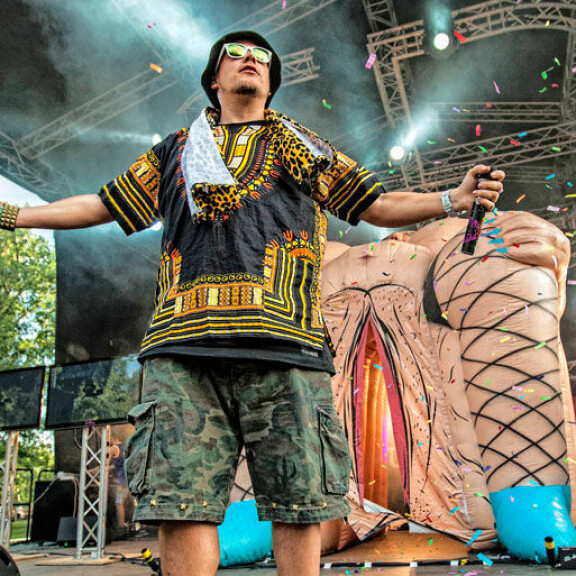 Petri on rikkonut hävyttömyydellään rajoja live-esiintymisisään. Kesällä 2012 Nygårdin keikoilla nähtiin lavalla valtava, puhallettava vagina, josta räppäri asteli estradille. Petri on rikkonut hävyttömyydellään rajoja live-esiintymisisään. Kesällä 2012 Nygårdin keikoilla nähtiin lavalla valtava, puhallettava vagina, josta räppäri asteli estradille.