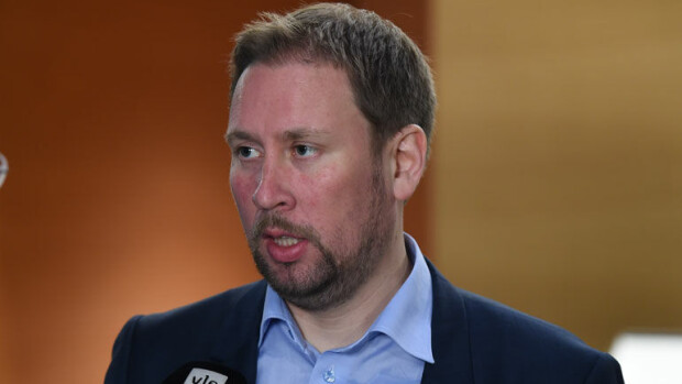 Kansanedustaja Paavo Arhinmäki herätti pahennusta futiskatsomossa: potkaisi siiderituopit kumoon – ”Ei suostunut korvaamaan!” Paavo Arhinmäki oli katsomassa Huuhkajien peliä.