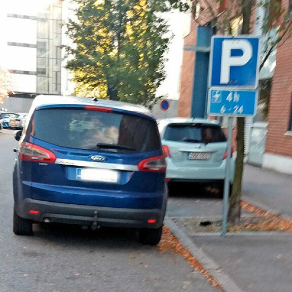 Tukki tien! Stand up -koomikko Ilari Johansson pysäköi keskelle katua – kuva! Ilari Johansson pysäköi oudosti.