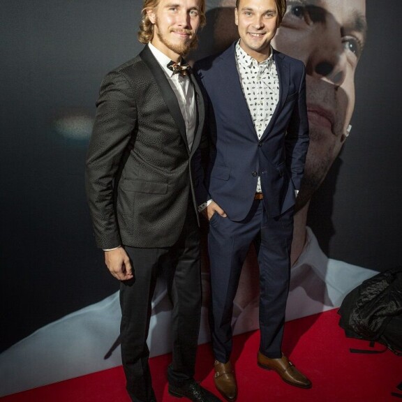 Roope Salminen kuittasi Tuukka Temoselle Valmentaja -ensi-illassa: ”Me Too -kampanja menossa, kaveri laittaa tanssitytöt tanssimaan” Roope ja Jerome.