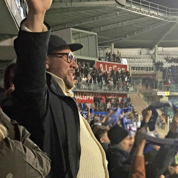 Kansanedustaja Paavo Arhinmäki herätti pahennusta futiskatsomossa: potkaisi siiderituopit kumoon – ”Ei suostunut korvaamaan!” Paavo Arhinmäki hillui futiskatsomossa.