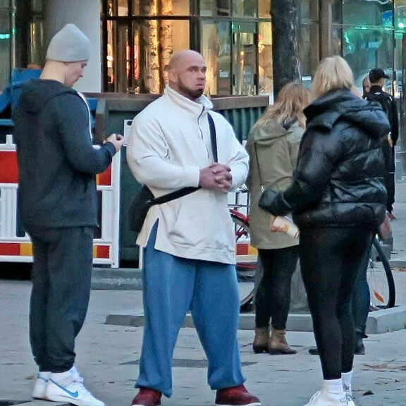 Oho, fanit piirittivät Jari ”Bull” Mentulan fitness-messuilla – kuva! Jari 'Bull' Mentula Lahdessa.