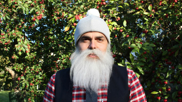 Brother Christmas myy verkossa t-paitoja hyväntekeväisyyteen, vaikka rahankeräyslupa laitettiin jäihin – verkkokaupalta erikoinen vastaus toimittajan kysymyksiin rahojen kohtalosta! Ari Koponen myy t-paitoja hyväntekeväisyyteen.