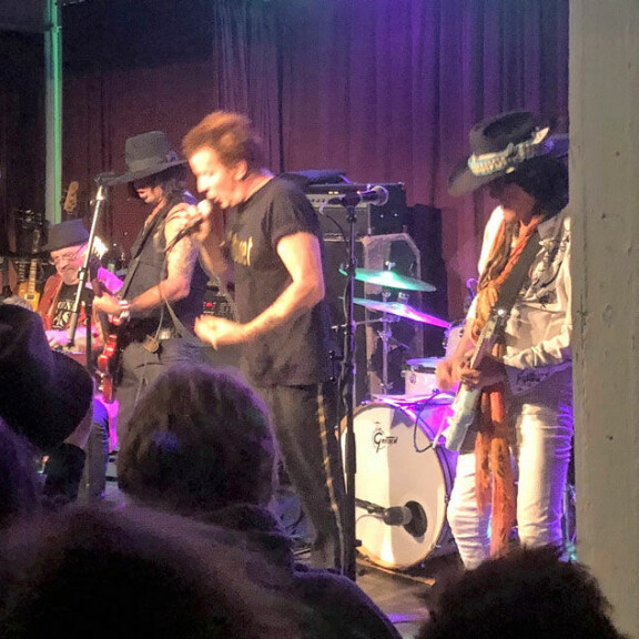 Ikinuori rocklegenda Andy McCoy juhli synttäreitään keikalla: Pelle Miljoona yllytti yleisöä onnittelulauluun – kuva! Andy McCoy Pelle Miljoona Oy:n kitaristina.