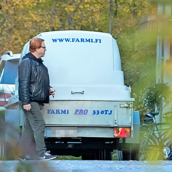 Heikin uutuus- Mersun perässä oli peräkärry, johon kaksikko lastasi asunnosta Jasmin tavaroita. Jasmi jäi kodittomaksi, koska oli ehtinyt vuokrata asuntonsa eteenpäin peruuntuneen Los Angelesiin muuton takia. Heikin uutuus- Mersun perässä oli peräkärry, johon kaksikko lastasi asunnosta Jasmin tavaroita. Jasmi jäi kodittomaksi, koska oli ehtinyt vuokrata asuntonsa eteenpäin peruuntuneen Los Angelesiin muuton takia.