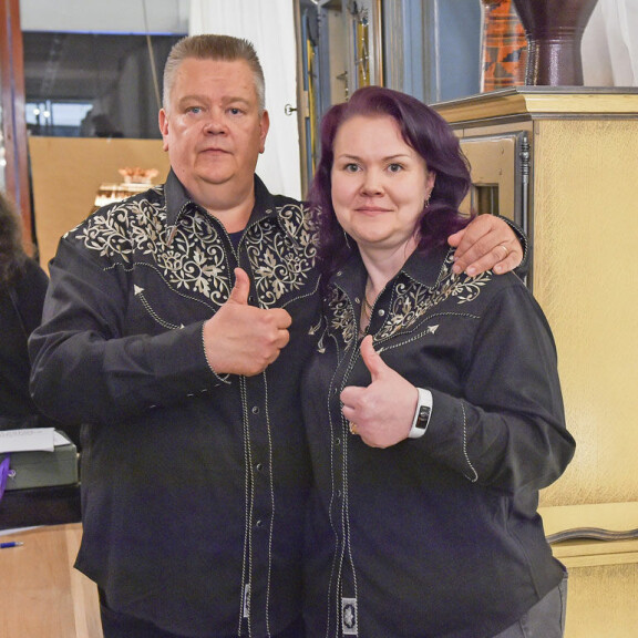 – Tänään ruokana on uunimakkaraa, jota kannattaa syödä koti-ikävään, Aki sanoo. – Tänään ruokana on uunimakkaraa, jota kannattaa syödä koti-ikävään, Aki sanoo.