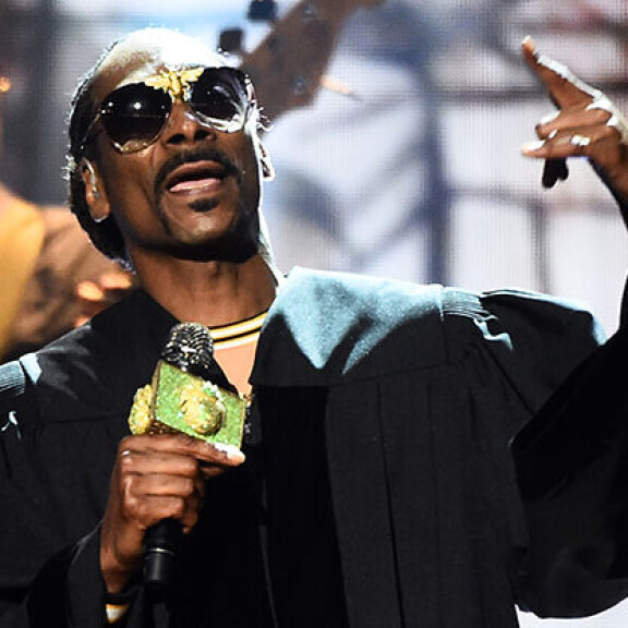 Paljastus uutuuskirjassa: näin Paula Vesala liittyy Elastisen ja Snoop Doggin biisiin - Snoop vaati korvaukseksi 30 000 dollaria, Paula lainasi rahat! snoop