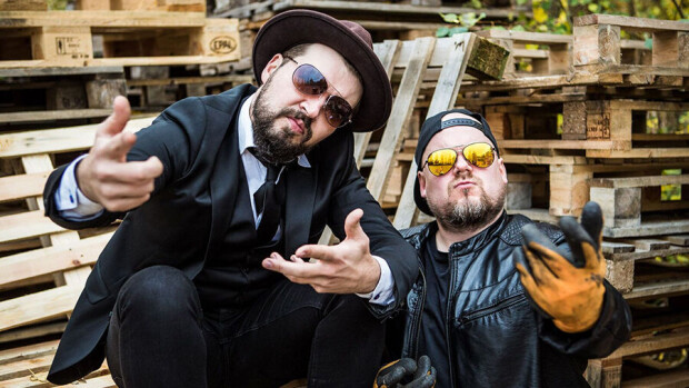 Ensiesittelyssä Pasin ja Anssin Kyntömies-musiikkivideo: Stigin stunttimies onkin Paratiisihotellin superseksikäs povipommi! pasi ja anssi