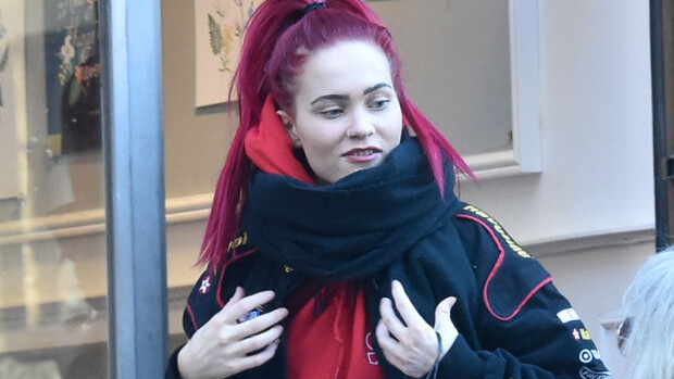 Sanni esitteli syystyyliään - vyötäröllä yli 1 000 euron arvoinen miesten ökyvyölaukku - katso paparazzikuvat! Sanni shoppaili Fredalla