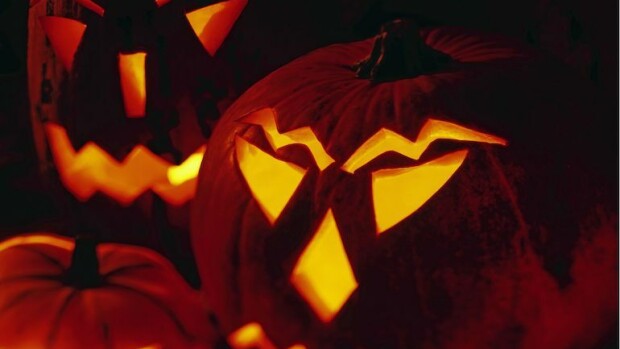 Kurpitsojen kaivertaminen vie ihmisiä sairaalaan halloweenina! Halloween-kurpitsan kaivertaminen on vaarallista.